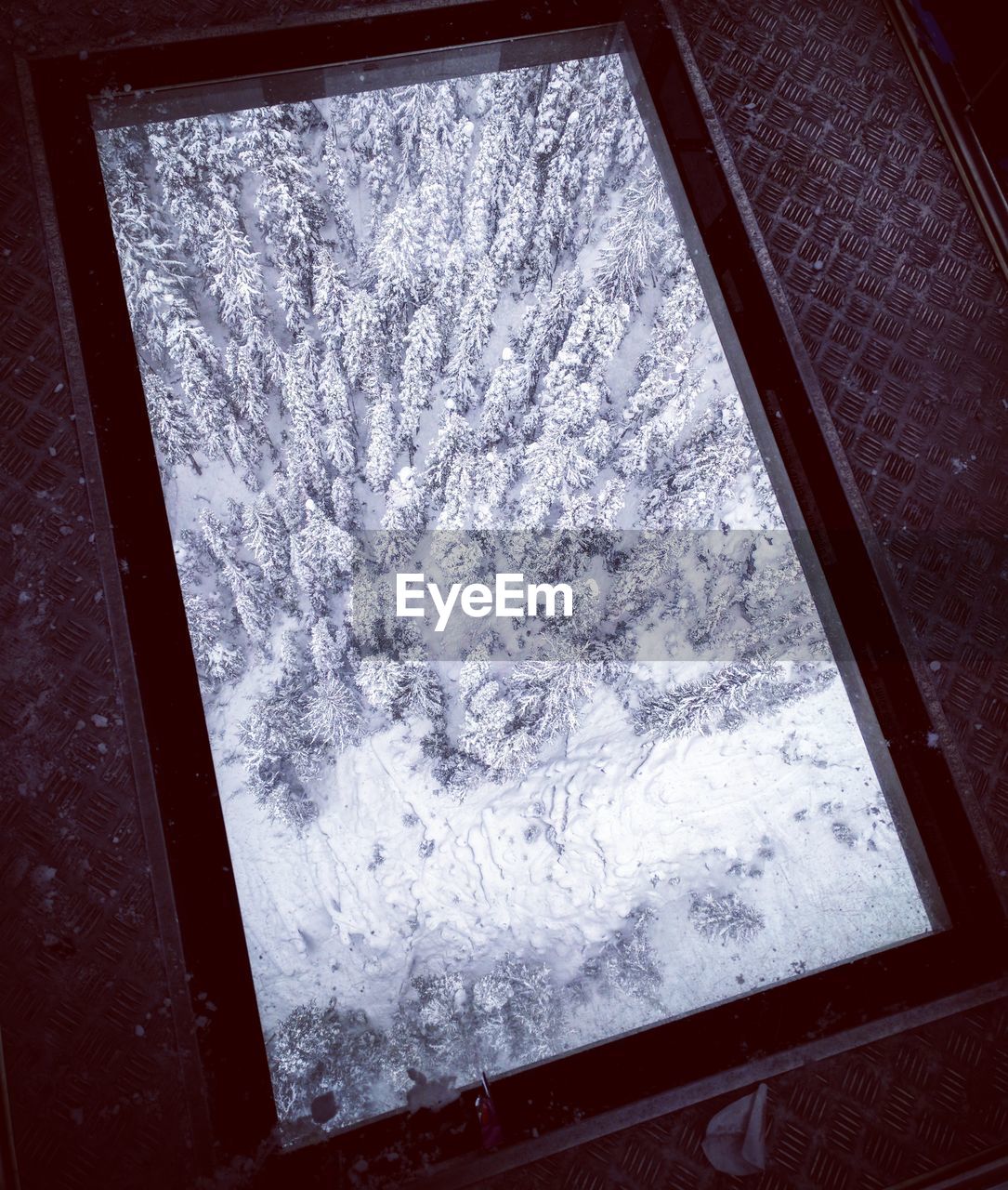 CLOSE-UP OF SNOW IN WINDOW
