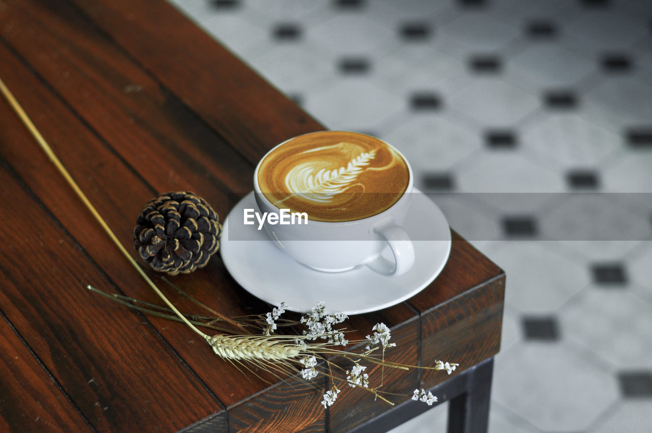 HIGH ANGLE VIEW OF COFFEE CUPS ON TABLE