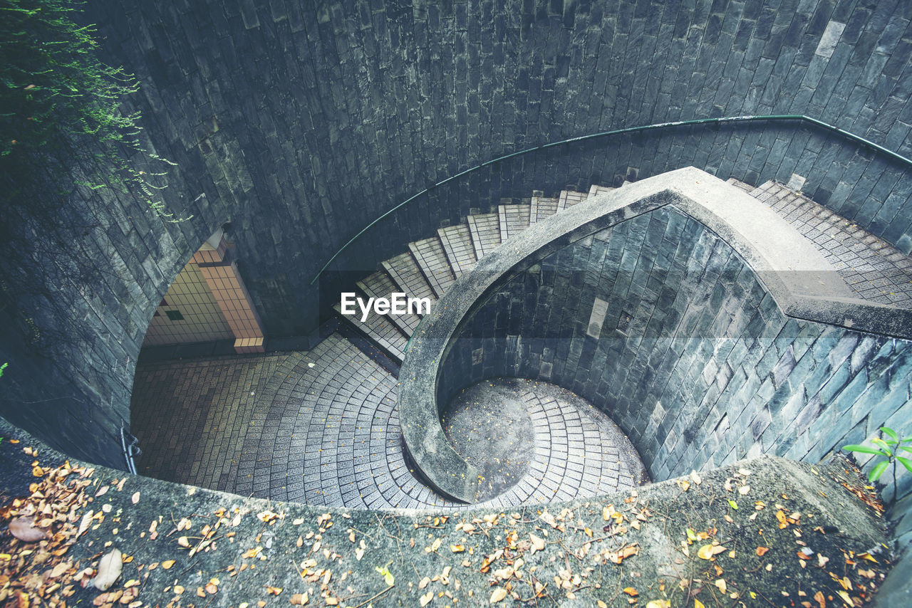 HIGH ANGLE VIEW OF SPIRAL STAIRCASE OF BUILDING