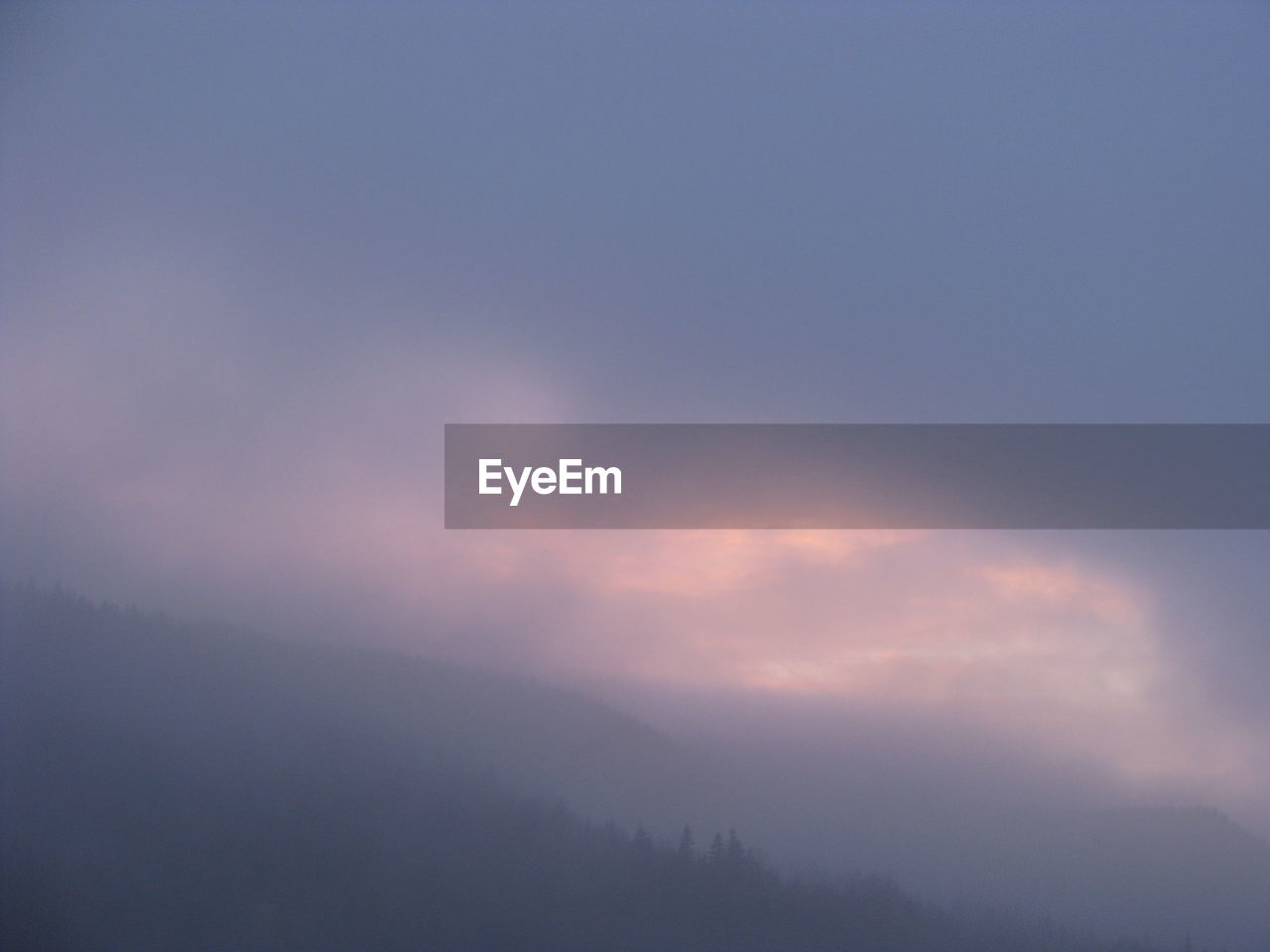 SCENIC VIEW OF FOGGY LANDSCAPE AGAINST SKY