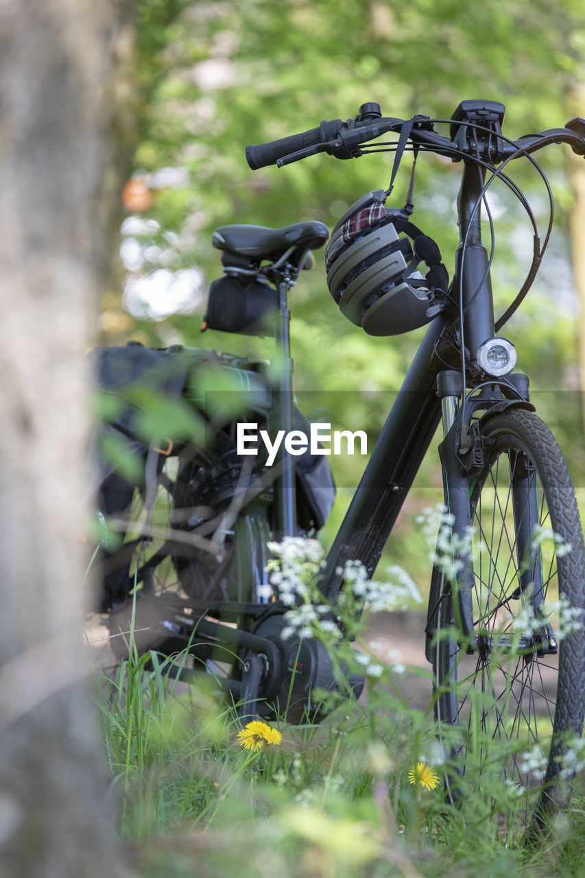 CLOSE-UP OF BICYCLE WHEEL