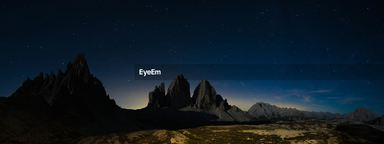 Tre cime di lavaredo panorama at night under the starry sky - sesto dolomites
