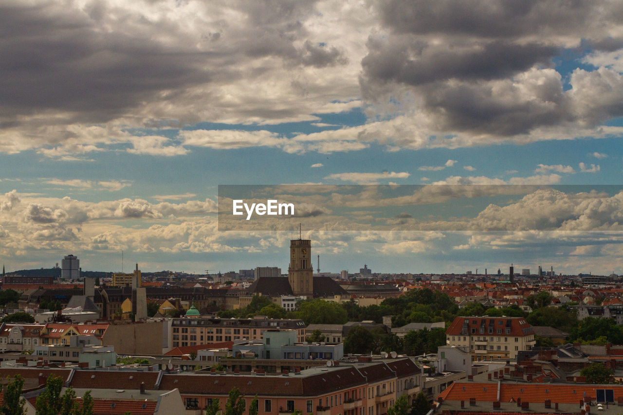 HIGH ANGLE VIEW OF BUILDINGS IN CITY AGAINST SKY