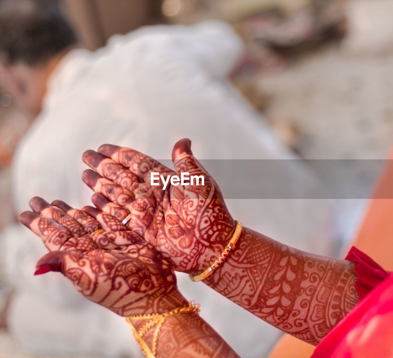 CLOSE-UP OF WOMAN HOLDING HANDS