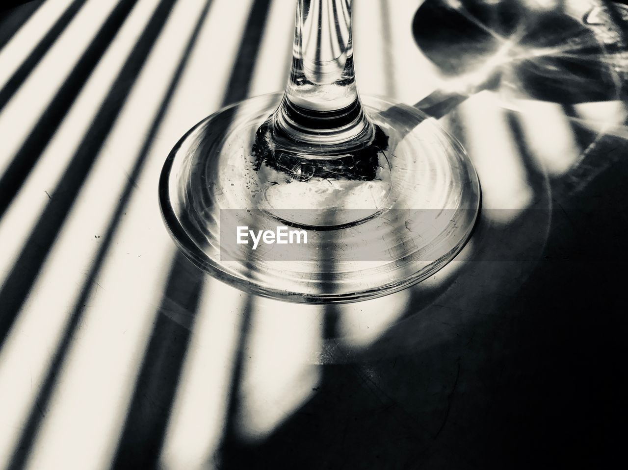 HIGH ANGLE VIEW OF WINE GLASS ON TABLE