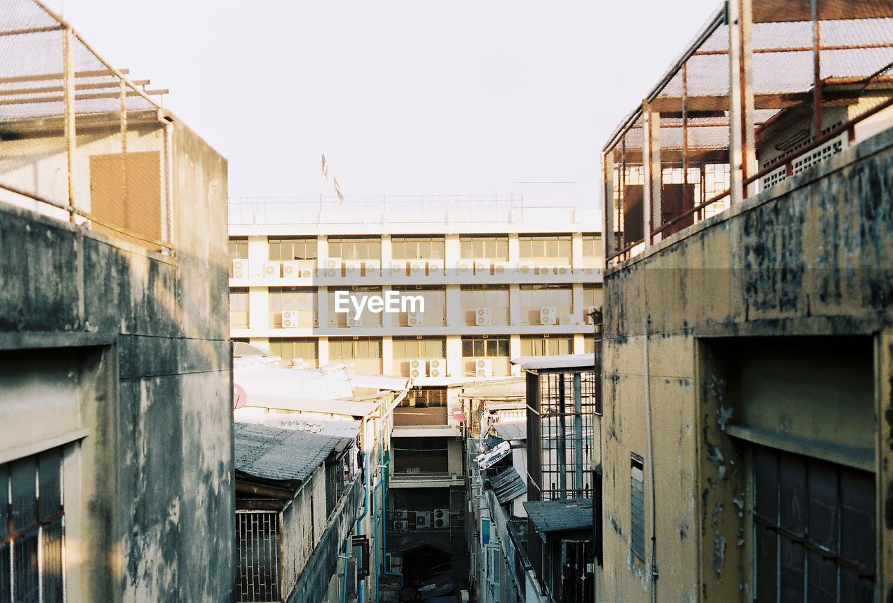 VIEW OF BUILDINGS IN CITY