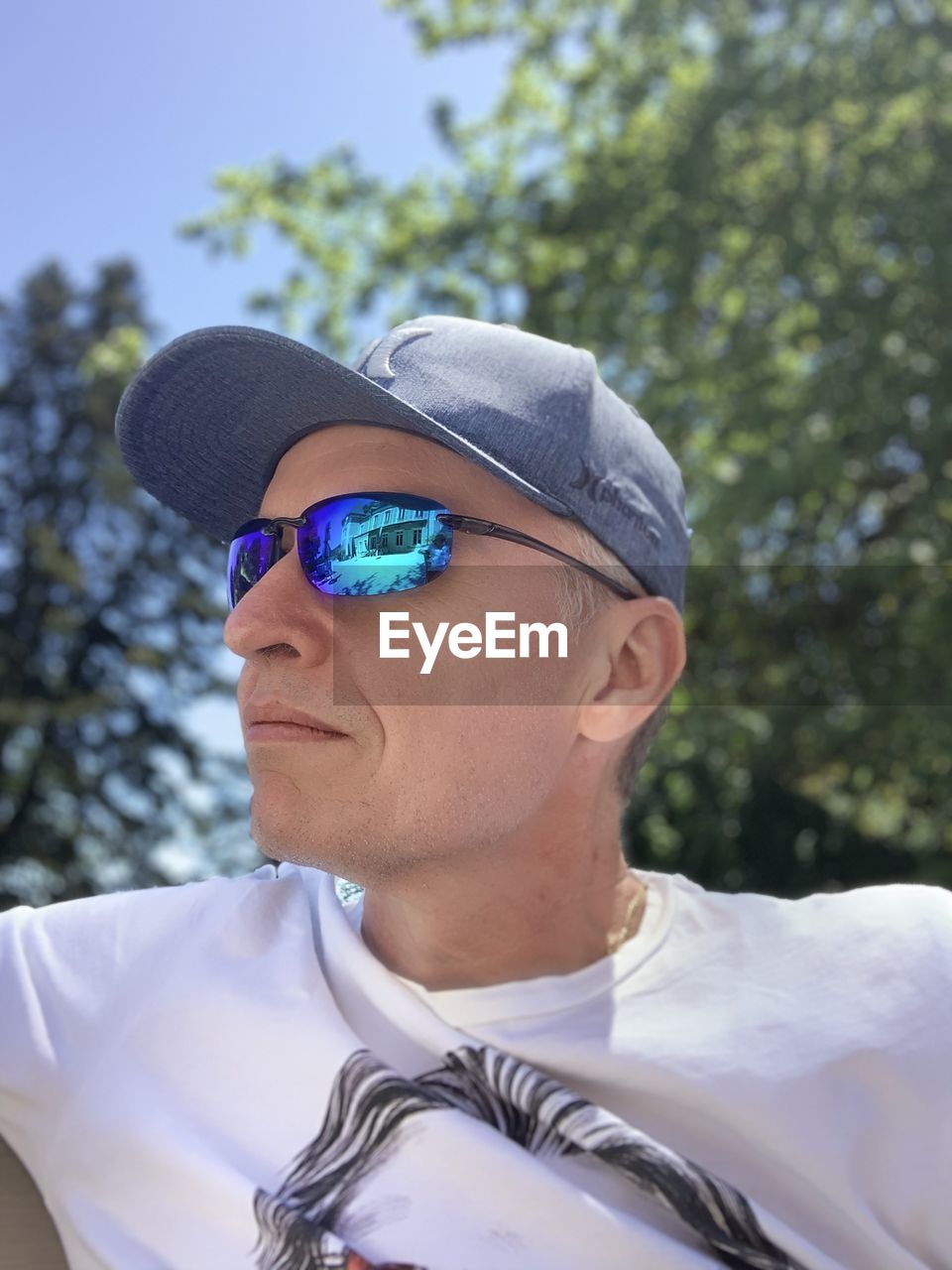 PORTRAIT OF MAN WEARING SUNGLASSES