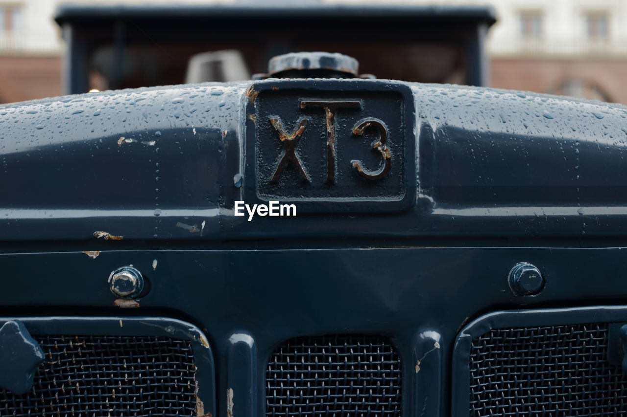 CLOSE-UP OF VINTAGE CAR ON METAL GRATE