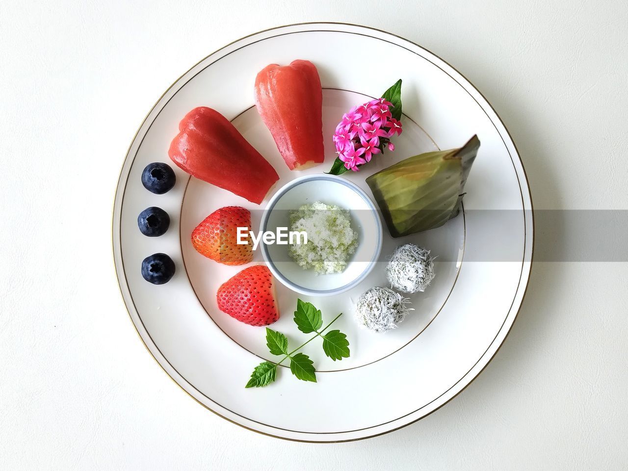 food, food and drink, healthy eating, fruit, wellbeing, berry, plate, freshness, platter, strawberry, bowl, studio shot, tableware, indoors, no people, directly above, high angle view, produce, meal, still life, vegetable, dairy, dishware, red, sweet food, dish, crockery