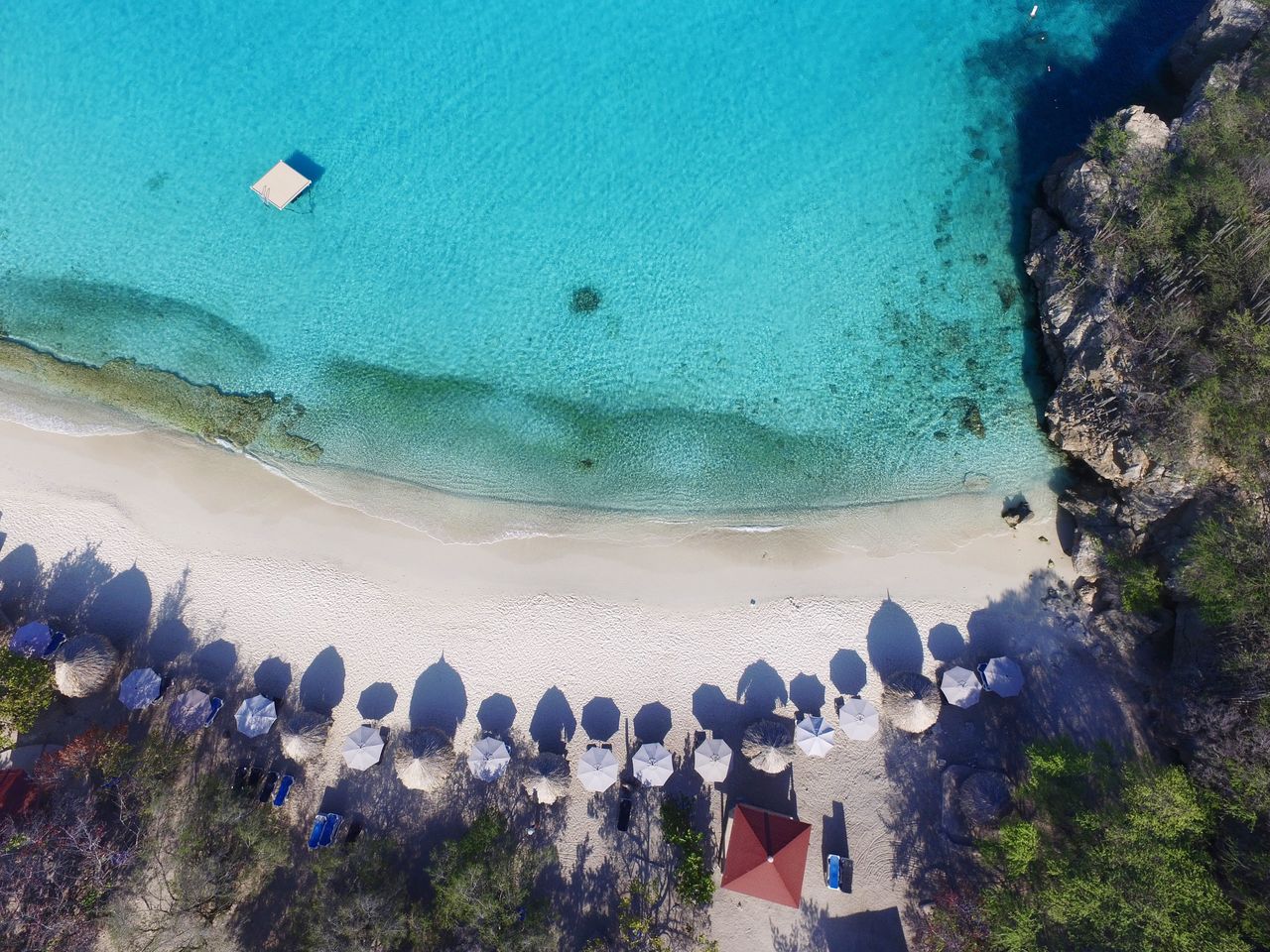 HIGH ANGLE VIEW OF ROCKY BEACH