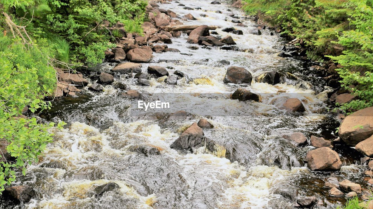 Stream Flowing Through Rocks ID 125973529   1280