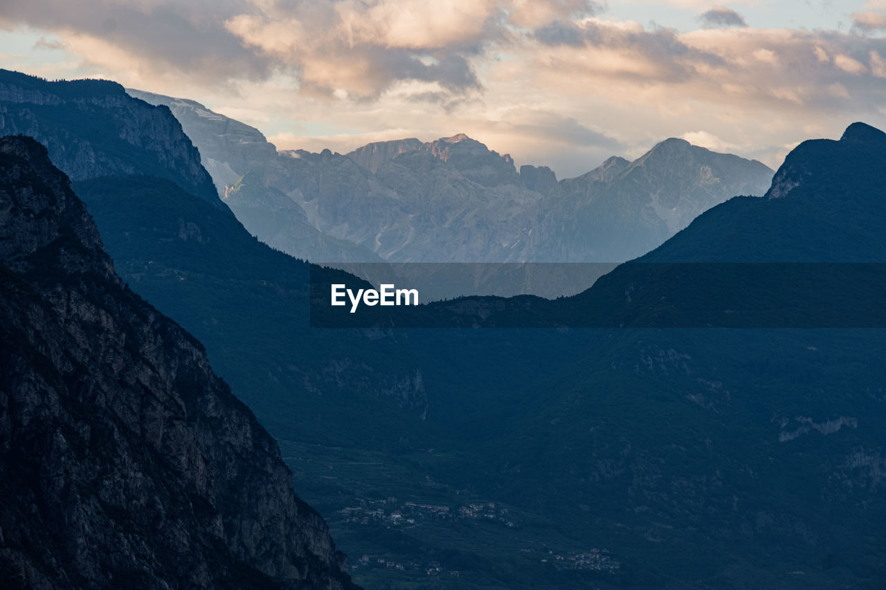 SCENIC VIEW OF MOUNTAIN RANGE AGAINST SKY