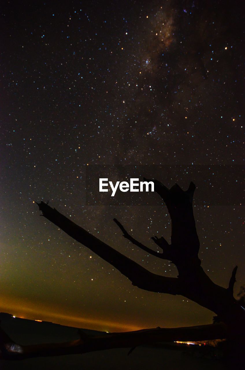 SILHOUETTE OF AIRPLANE AGAINST SKY AT NIGHT
