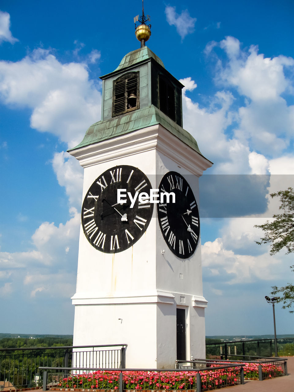 LOW ANGLE VIEW OF CLOCK TOWER AGAINST SKY IN BUILDING