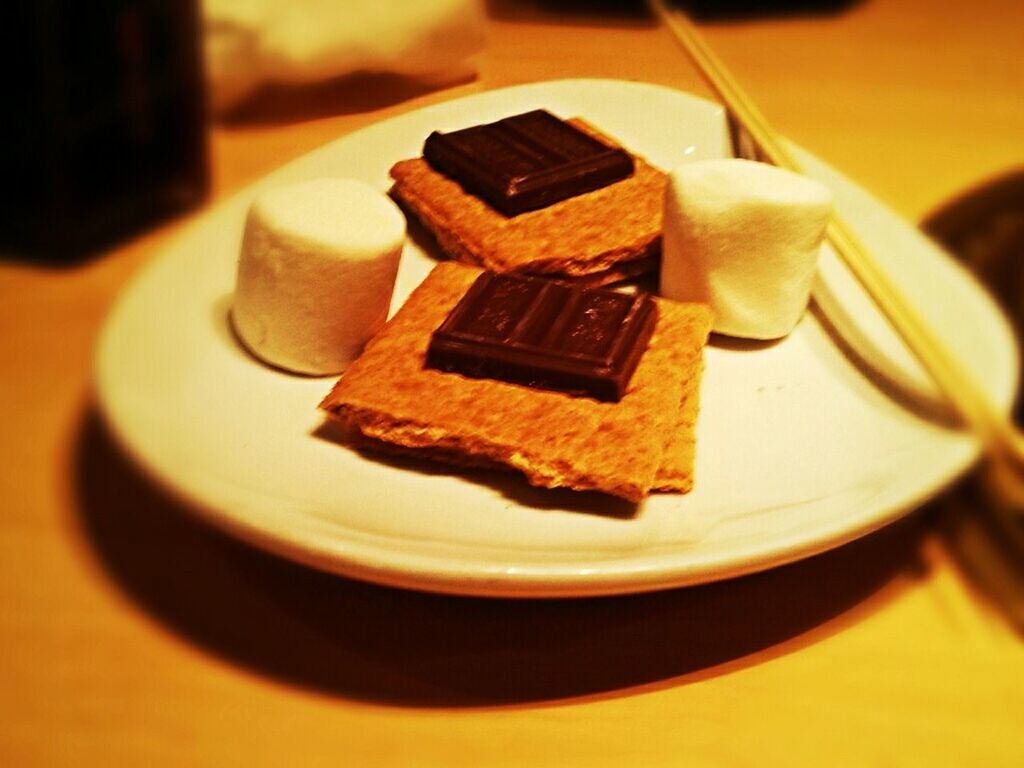 CLOSE-UP OF PASTRY ON PLATE