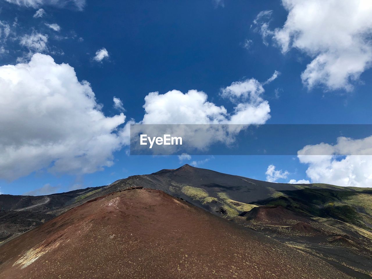 SCENIC VIEW OF VOLCANIC MOUNTAIN AGAINST SKY