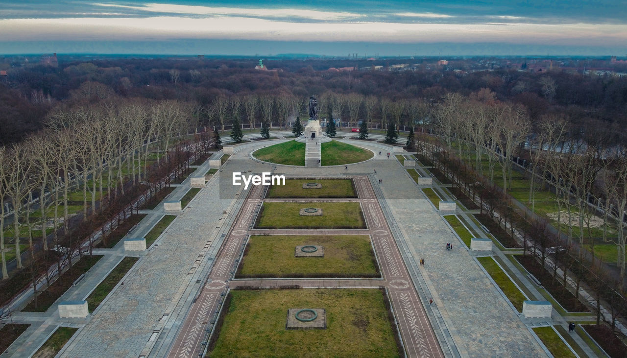 HIGH ANGLE VIEW OF TREES ON LANDSCAPE