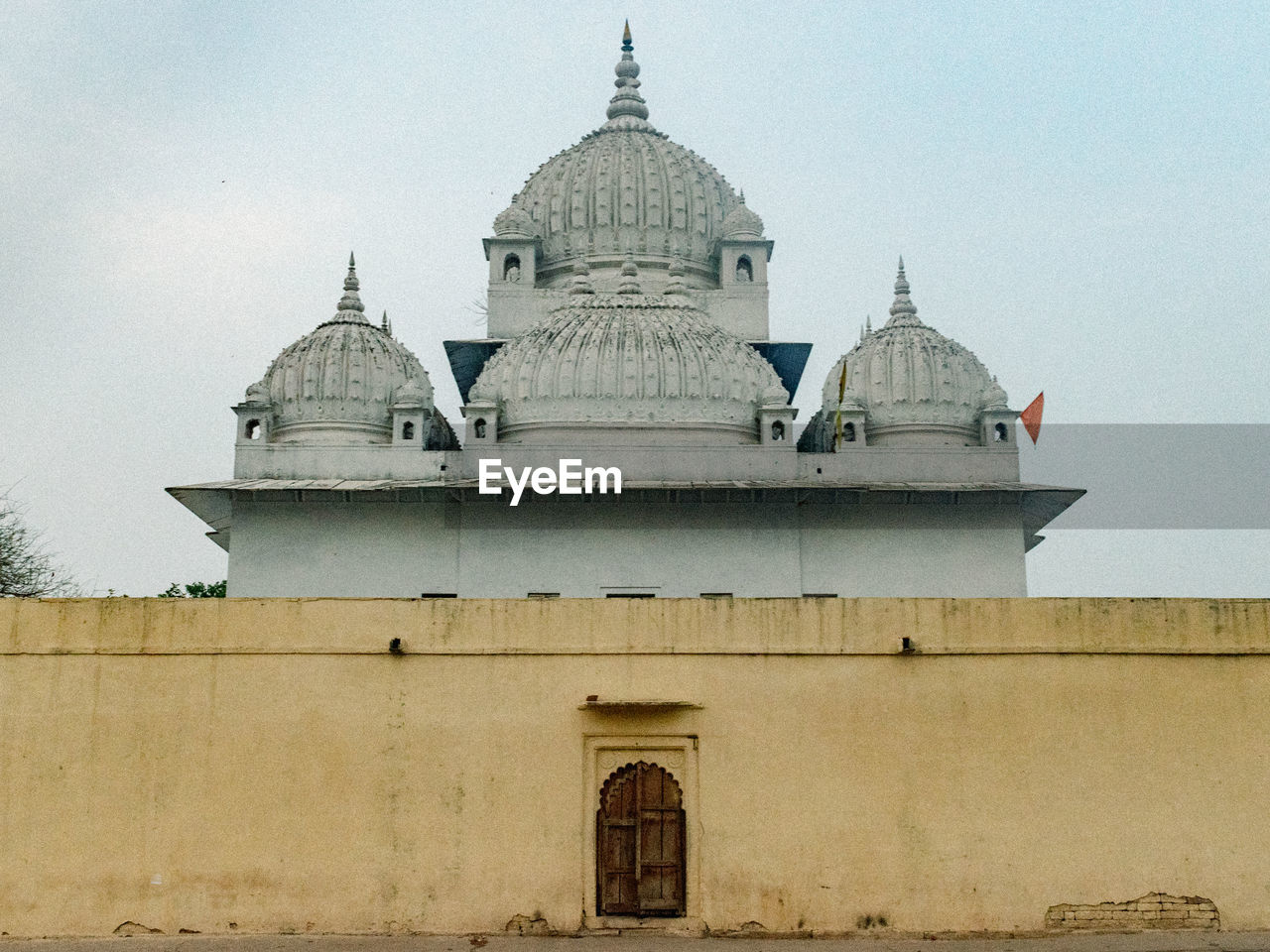 LOW ANGLE VIEW OF TEMPLE BUILDING AGAINST SKY