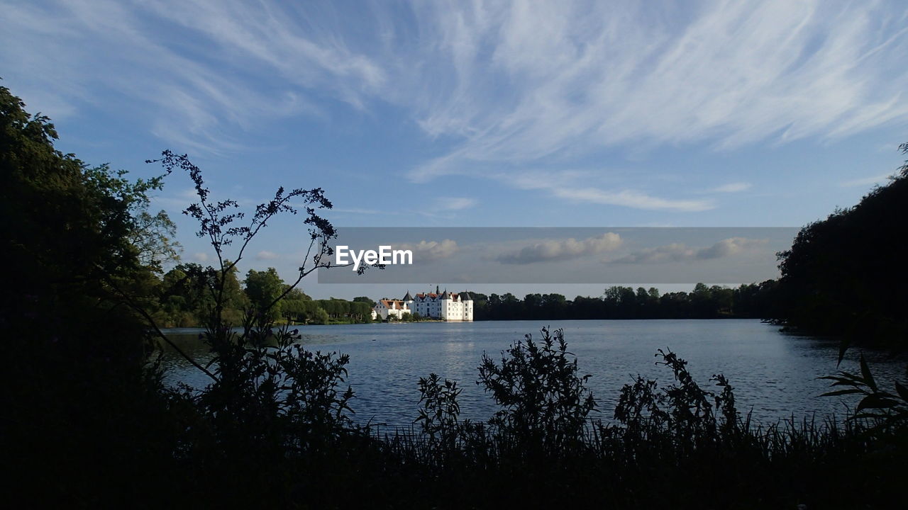 IDYLLIC VIEW OF LAKE AGAINST SKY