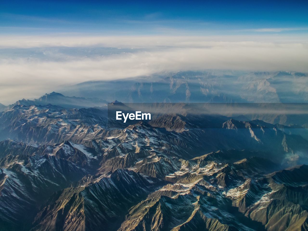 AERIAL VIEW OF MOUNTAIN AGAINST SKY