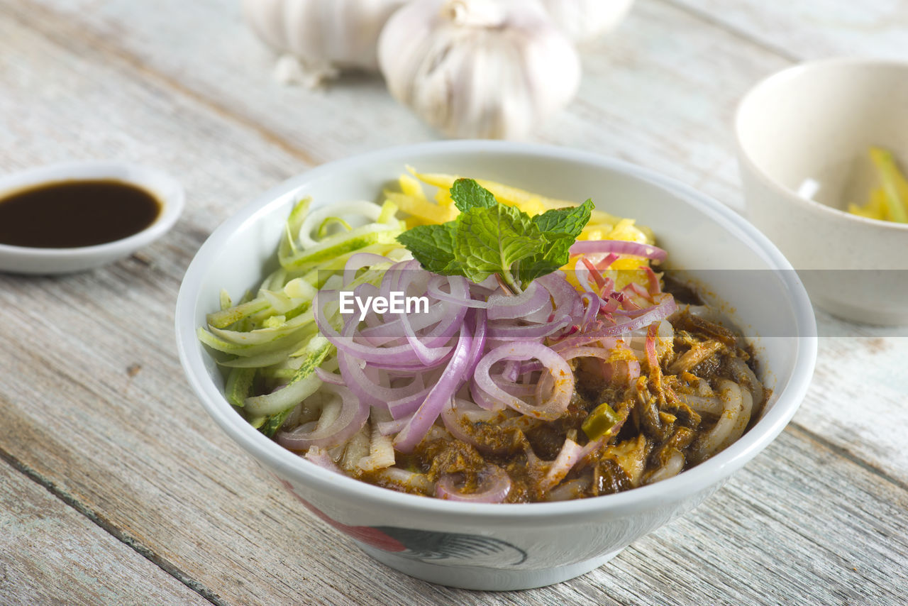 CLOSE-UP OF FOOD IN BOWL
