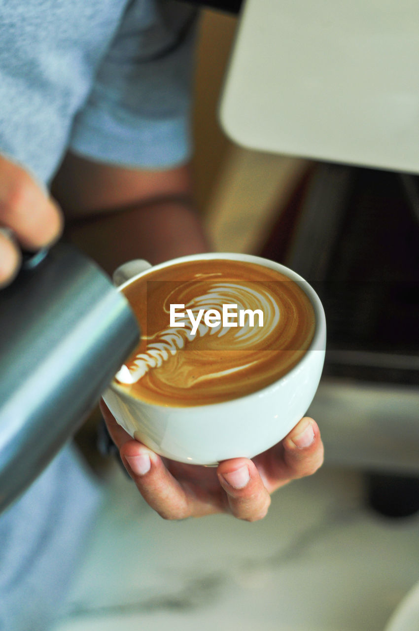 CROPPED IMAGE OF HAND HOLDING COFFEE