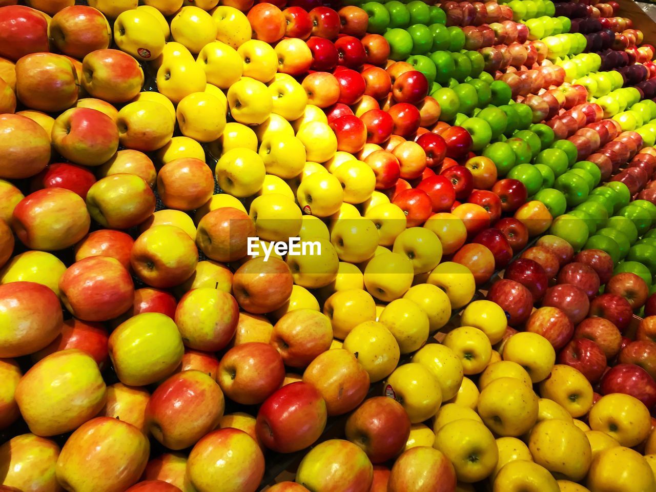 FULL FRAME SHOT OF FRUITS