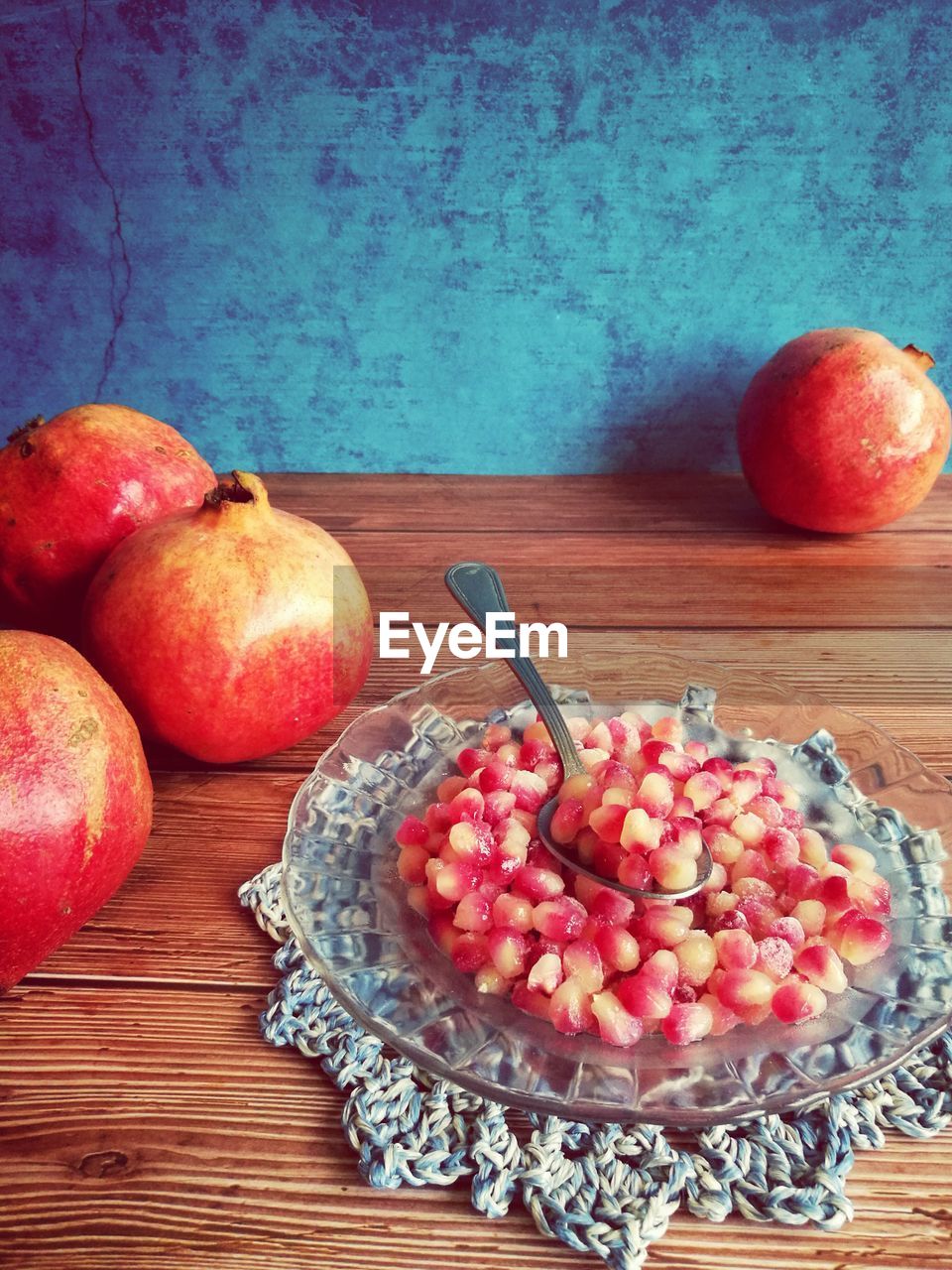HIGH ANGLE VIEW OF APPLES IN BOWL