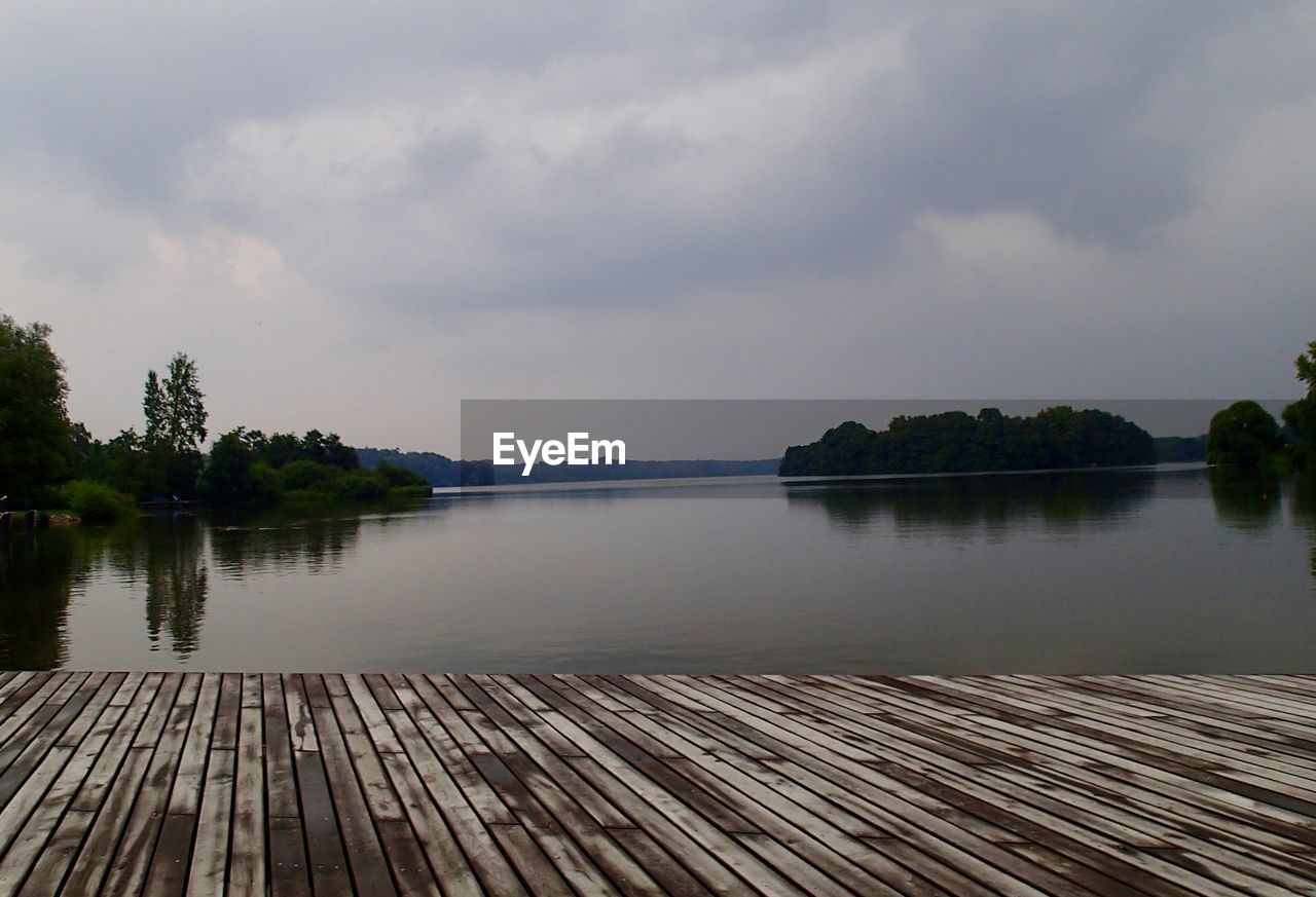 IDYLLIC VIEW OF LAKE AGAINST SKY