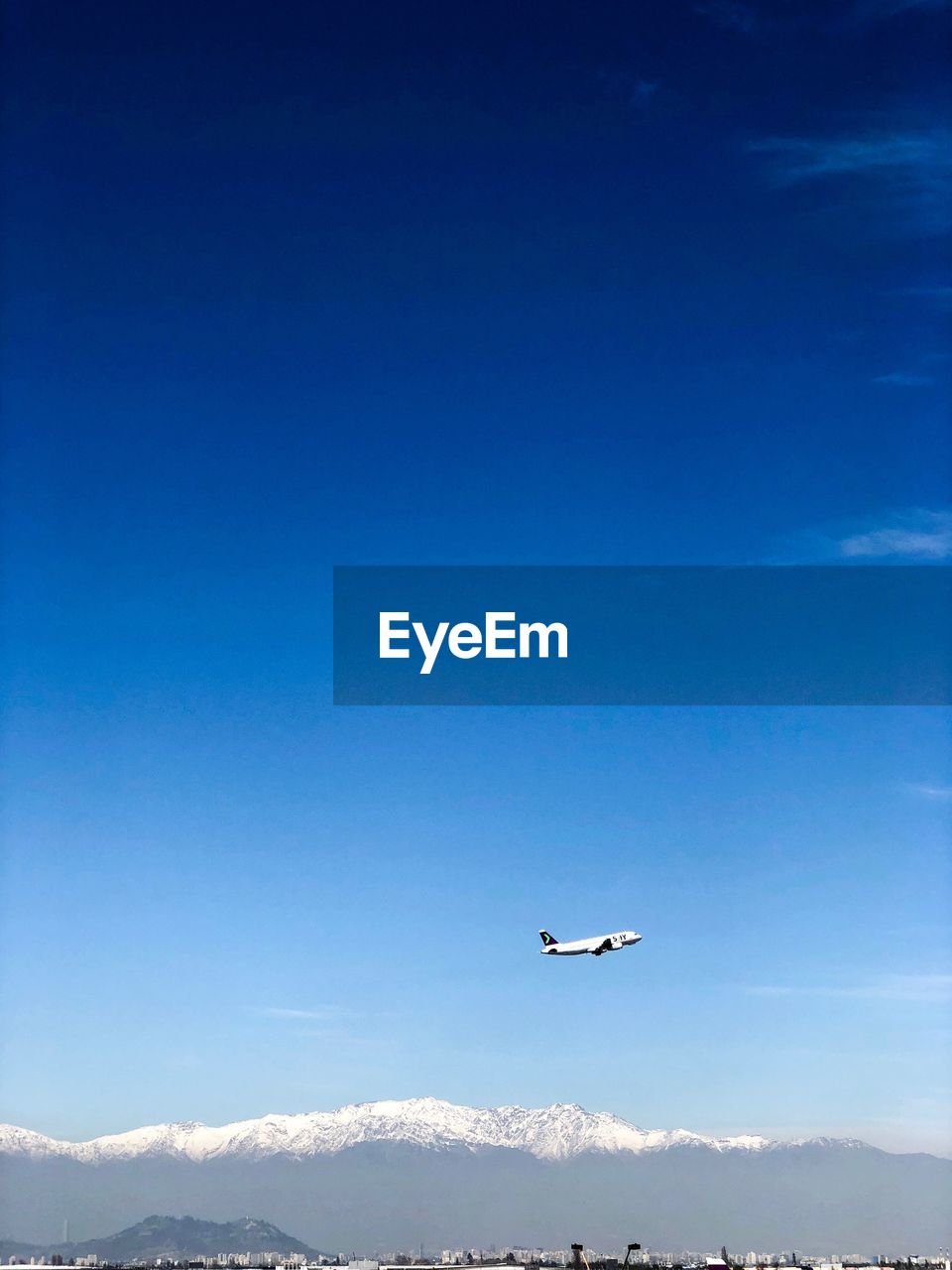 LOW ANGLE VIEW OF AIRPLANE FLYING AGAINST SKY