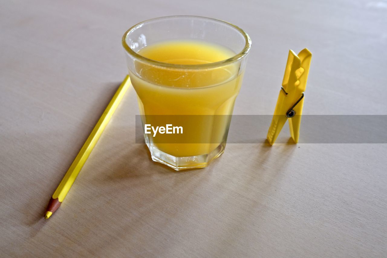 HIGH ANGLE VIEW OF GLASS OF JUICE ON TABLE