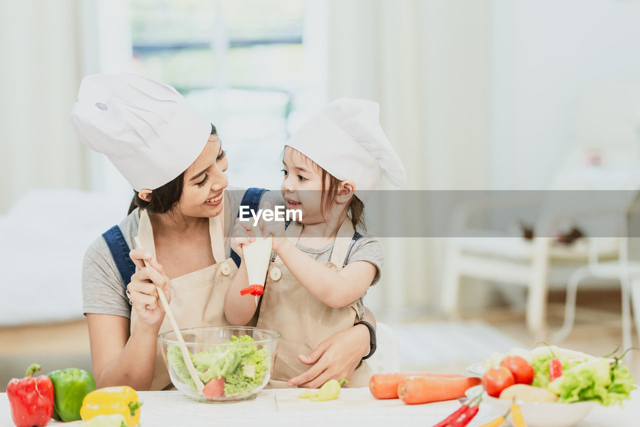 MIDSECTION OF WOMAN HAVING FOOD