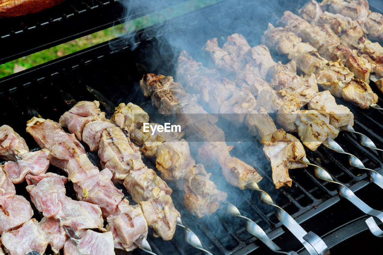 HIGH ANGLE VIEW OF MEAT COOKING ON BARBECUE GRILL