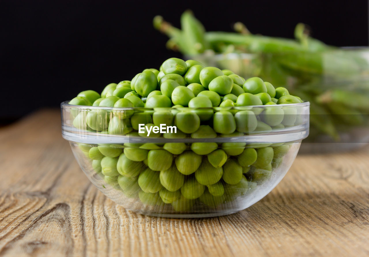 Close-up of green peas in bowl on table