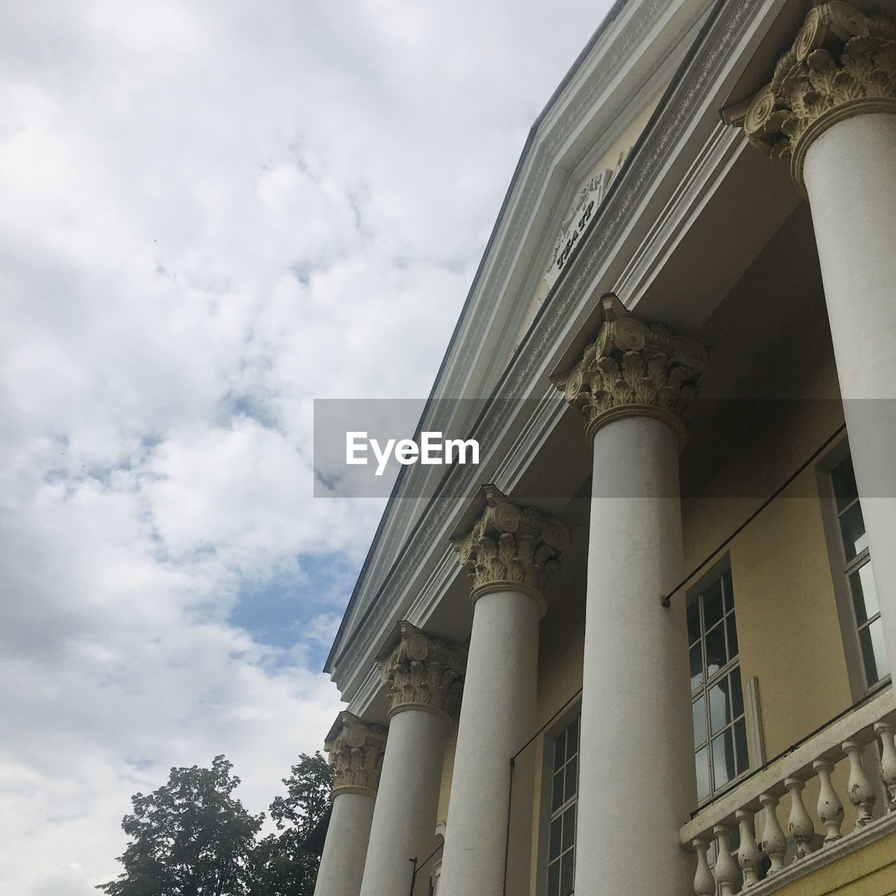 LOW ANGLE VIEW OF HISTORICAL BUILDING