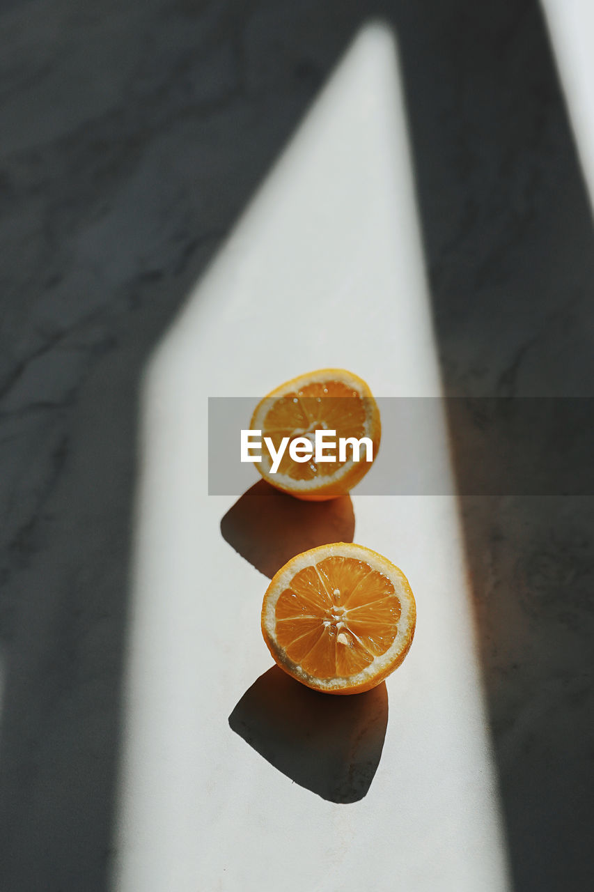 HIGH ANGLE VIEW OF ORANGE SLICES ON TABLE