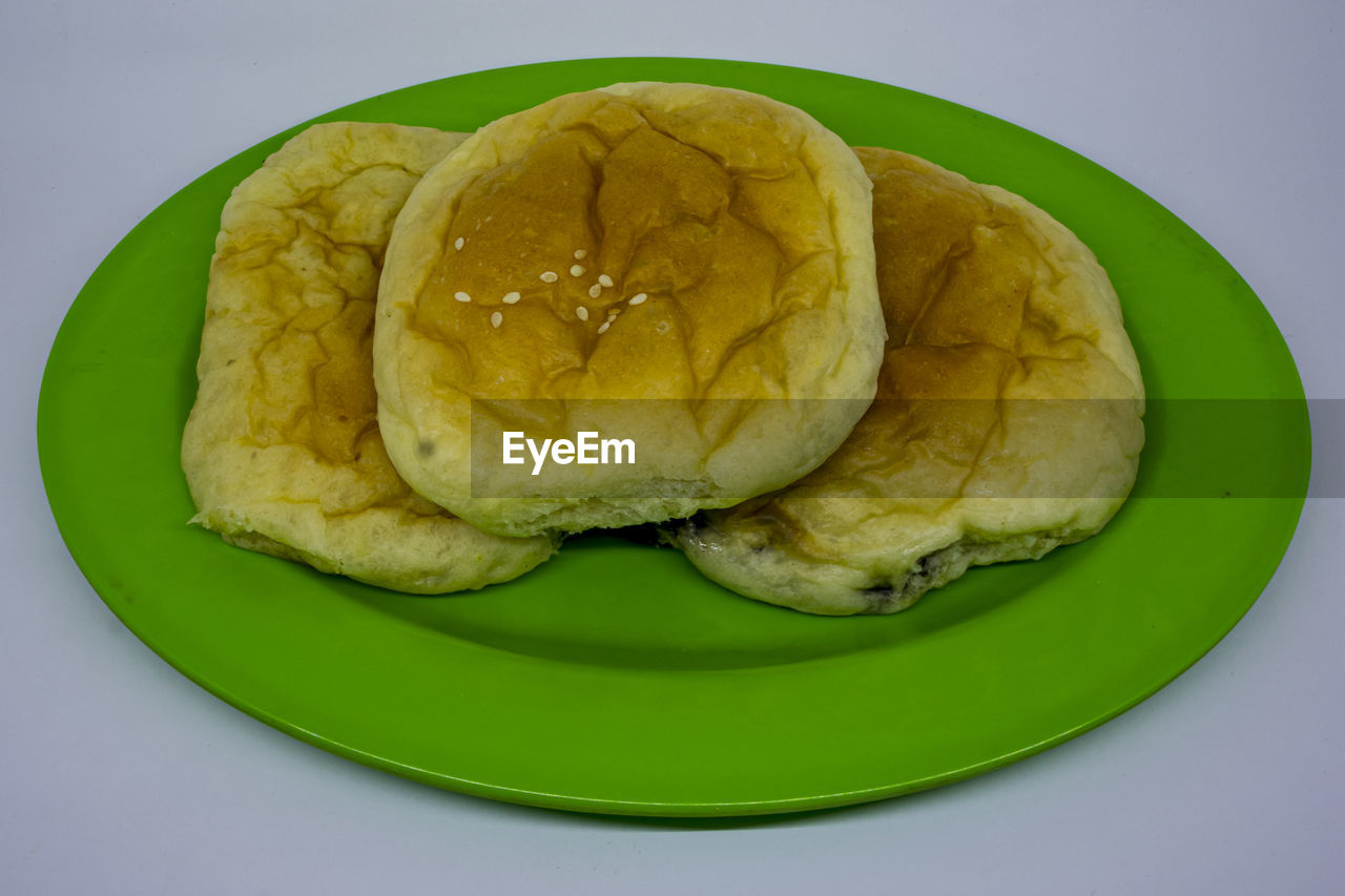 HIGH ANGLE VIEW OF BREAKFAST IN PLATE