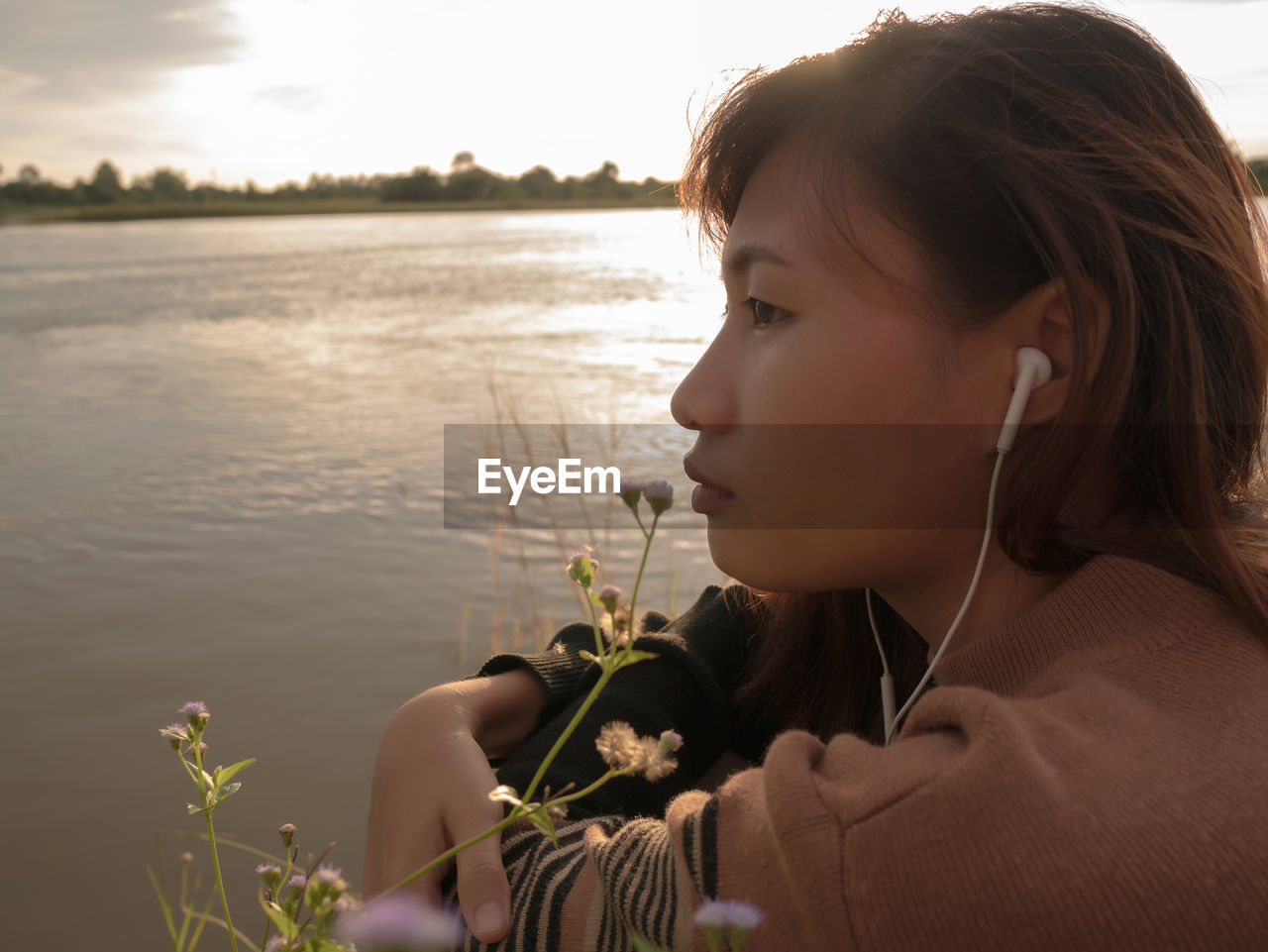 PORTRAIT OF BEAUTIFUL YOUNG WOMAN LOOKING AWAY