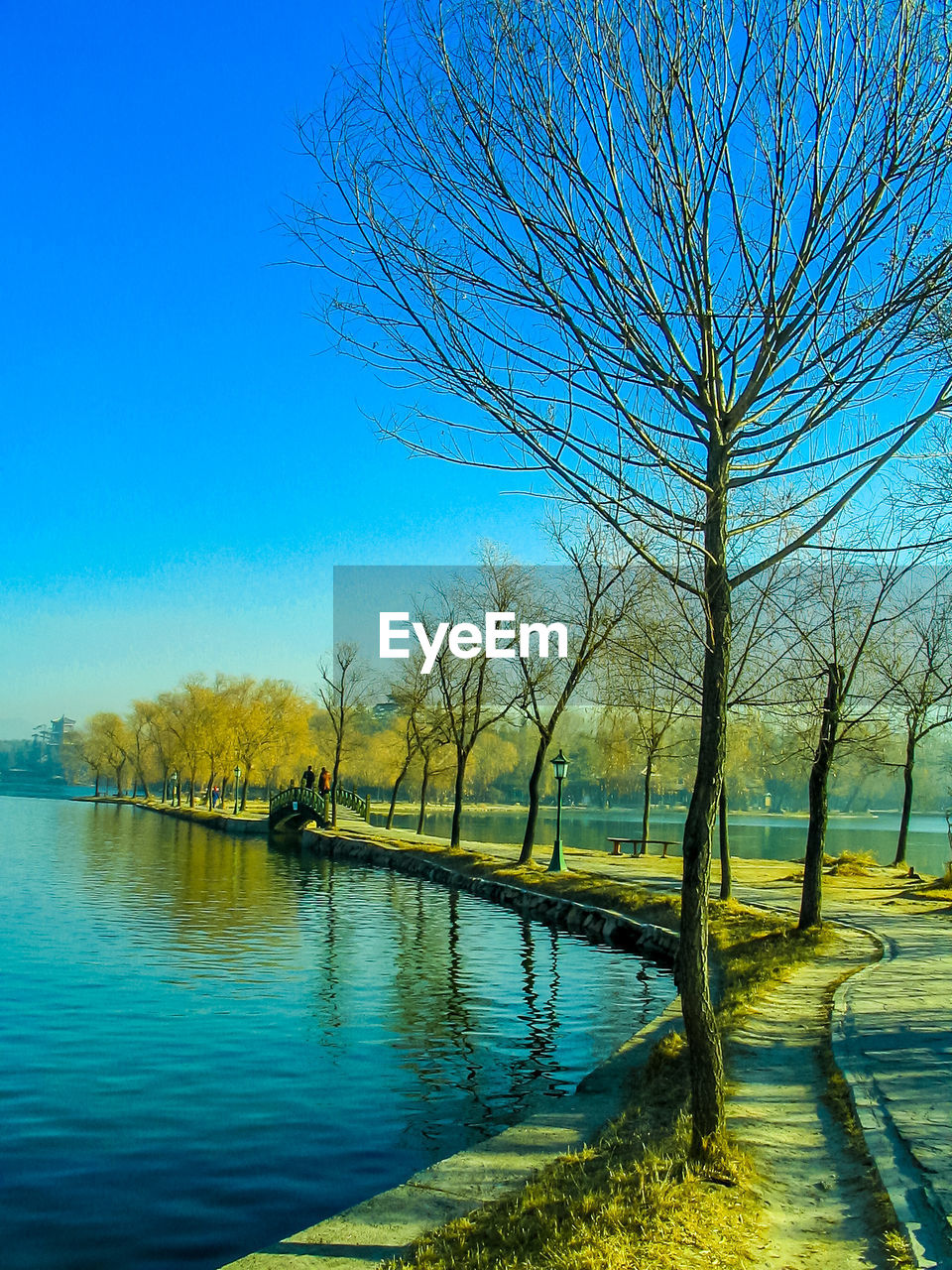 SCENIC VIEW OF LAKE AGAINST CLEAR SKY