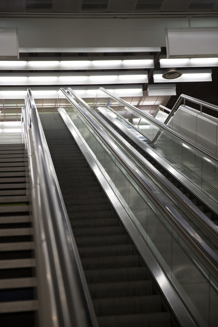 HIGH ANGLE VIEW OF ESCALATOR IN OFFICE BUILDING