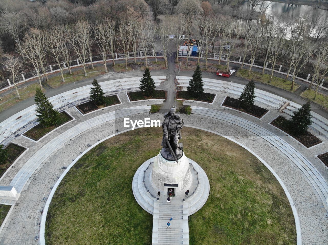 HIGH ANGLE VIEW OF FOUNTAIN