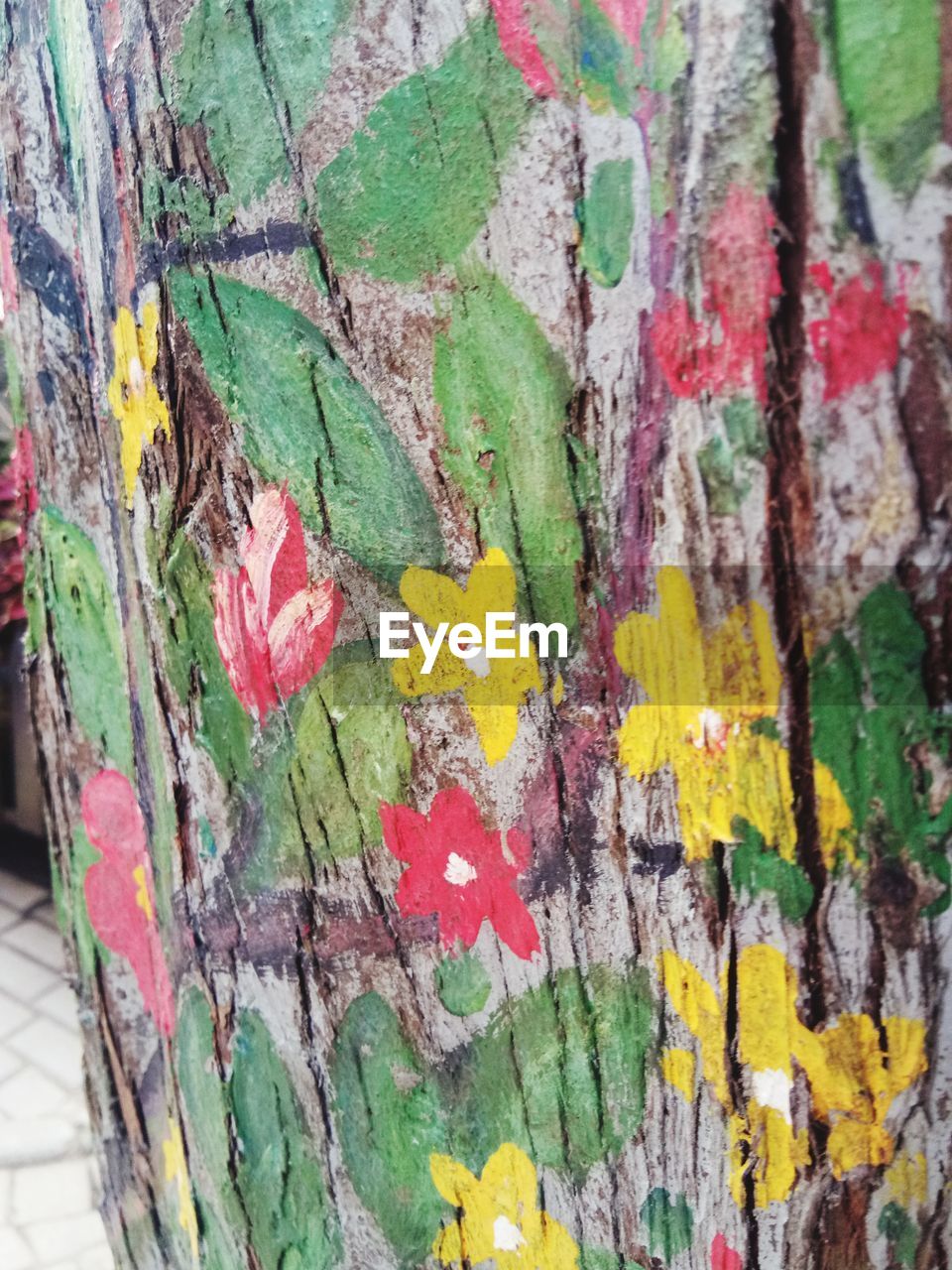 multi colored, no people, leaf, yellow, flower, wall - building feature, close-up, day, art, green, pattern, creativity, full frame, painting, textured, tree, backgrounds, paint, outdoors, wood, autumn, graffiti, tree trunk, plant, built structure, weathered, trunk, architecture, wall