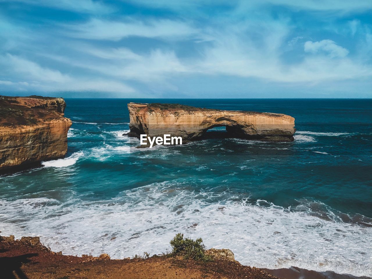 SCENIC VIEW OF ROCK FORMATION IN SEA AGAINST SKY
