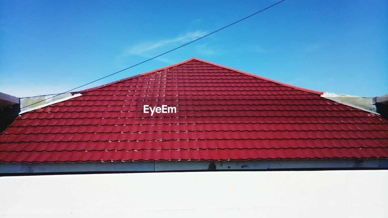 LOW ANGLE VIEW OF ROOF OF BUILDING AGAINST SKY