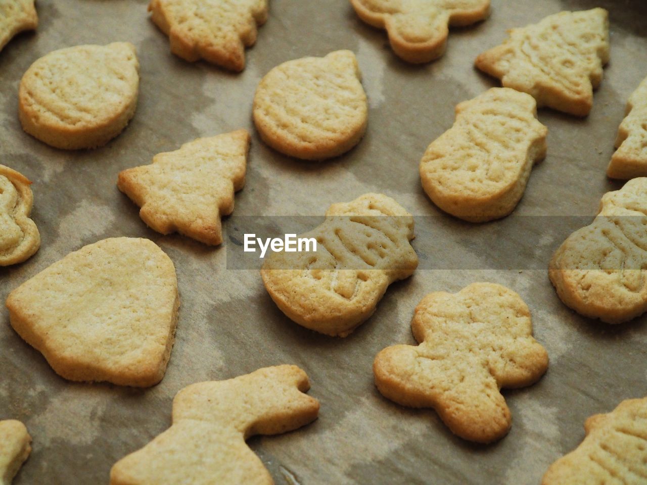 HIGH ANGLE VIEW OF COOKIES ON PEBBLES