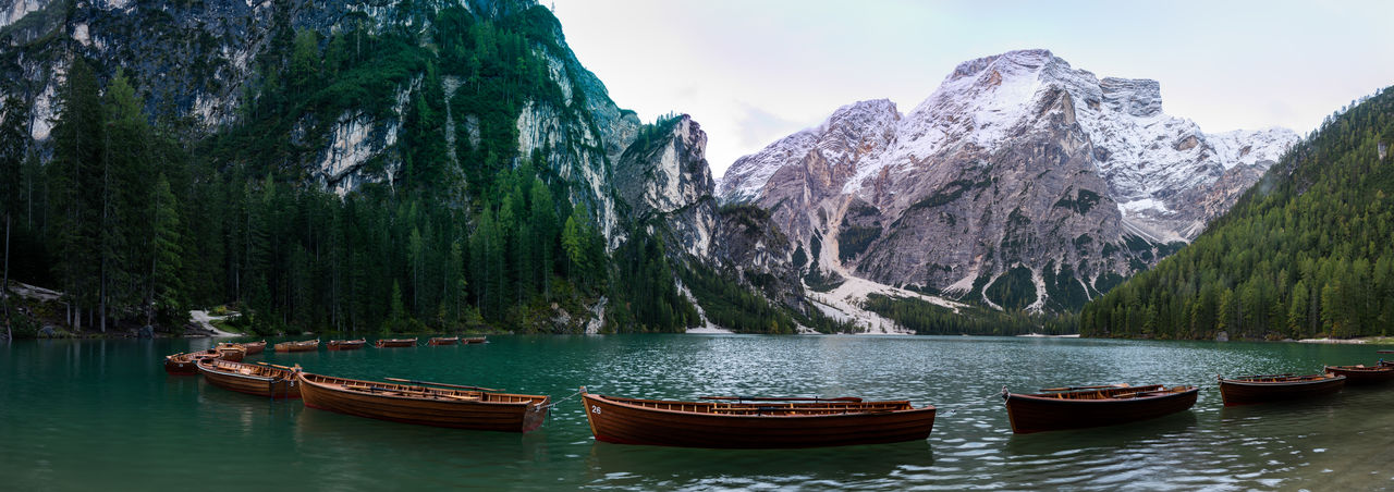 PANORAMIC VIEW OF BOATS IN LAKE AGAINST MOUNTAIN