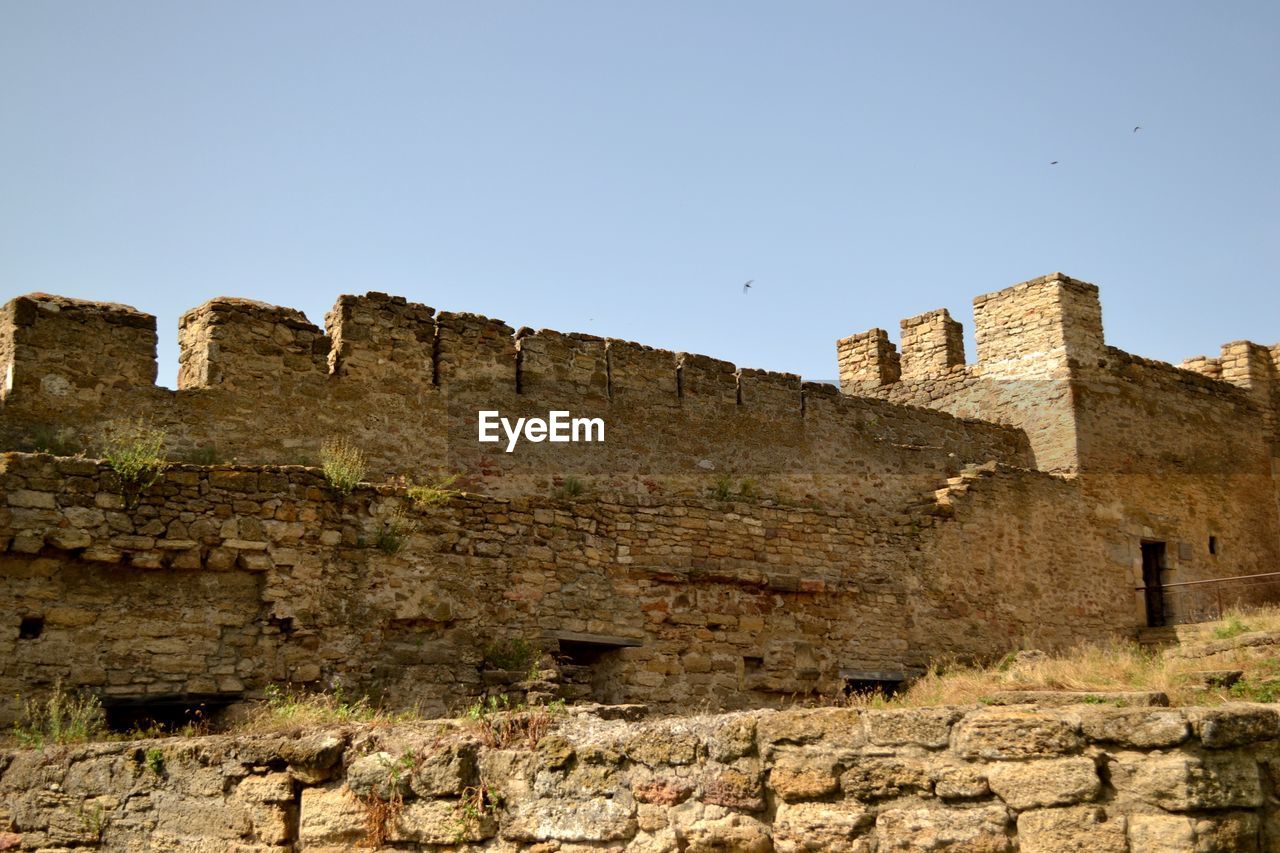 LOW ANGLE VIEW OF OLD RUINS