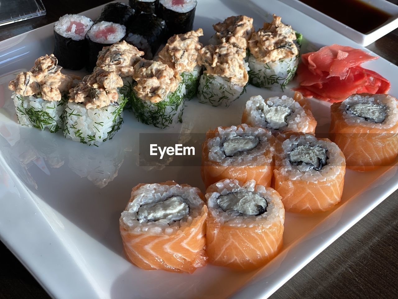 HIGH ANGLE VIEW OF SUSHI SERVED ON PLATE