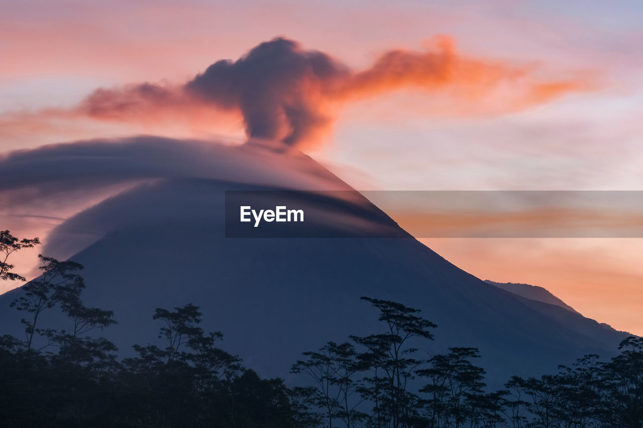 LOW ANGLE VIEW OF SILHOUETTE MOUNTAIN AGAINST SKY