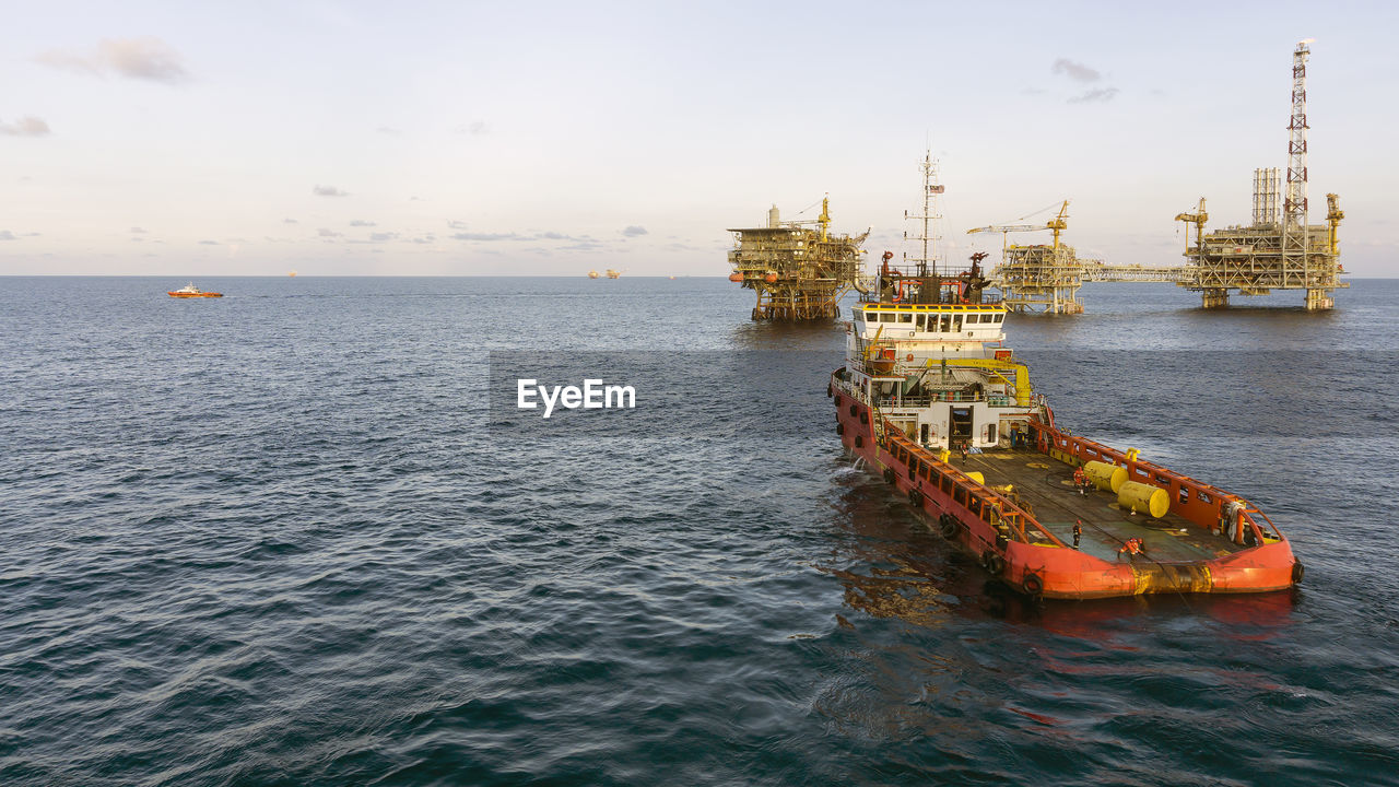 Anchor handling tugboat maneuvering at offshore oil field